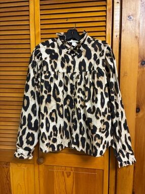 H&M Leopard Print Button-Front Blouse in Black and Cream length 23”sleeves 27”